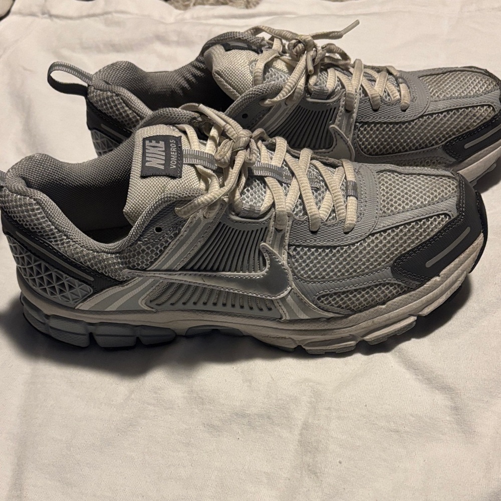 Nike Men's Black and Gray Sneakers